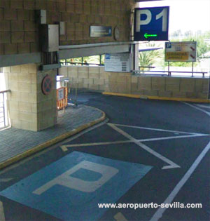 Entrada al aparcamiento P1 del aeropuerto de Sevilla